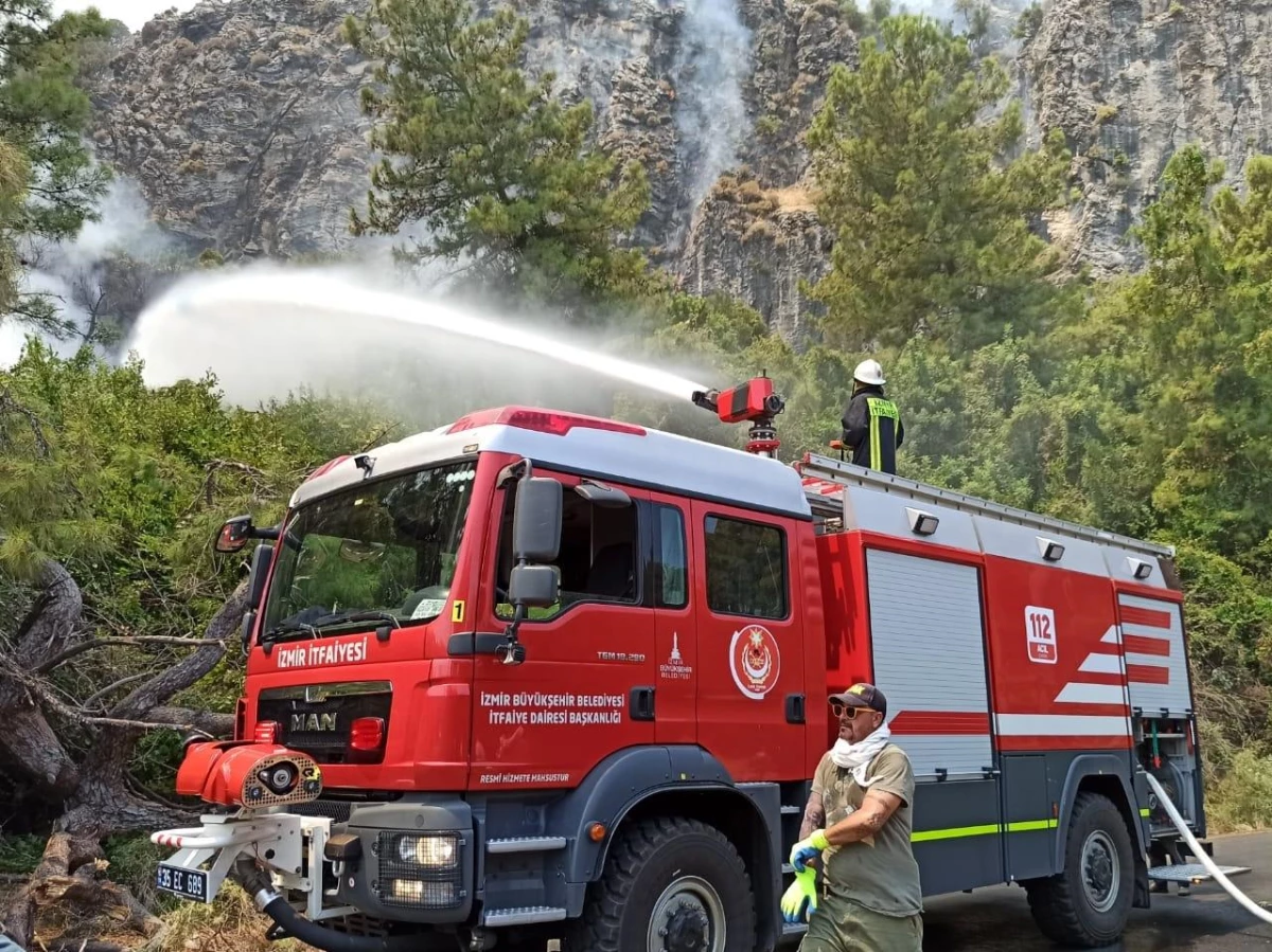 Marmaris\'teki orman yangınını söndürme çalışmaları devam ediyor