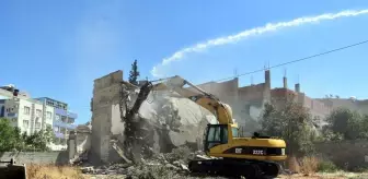 Nusaybin Belediyesince ilçedeki metruk binalar yıkılıyor