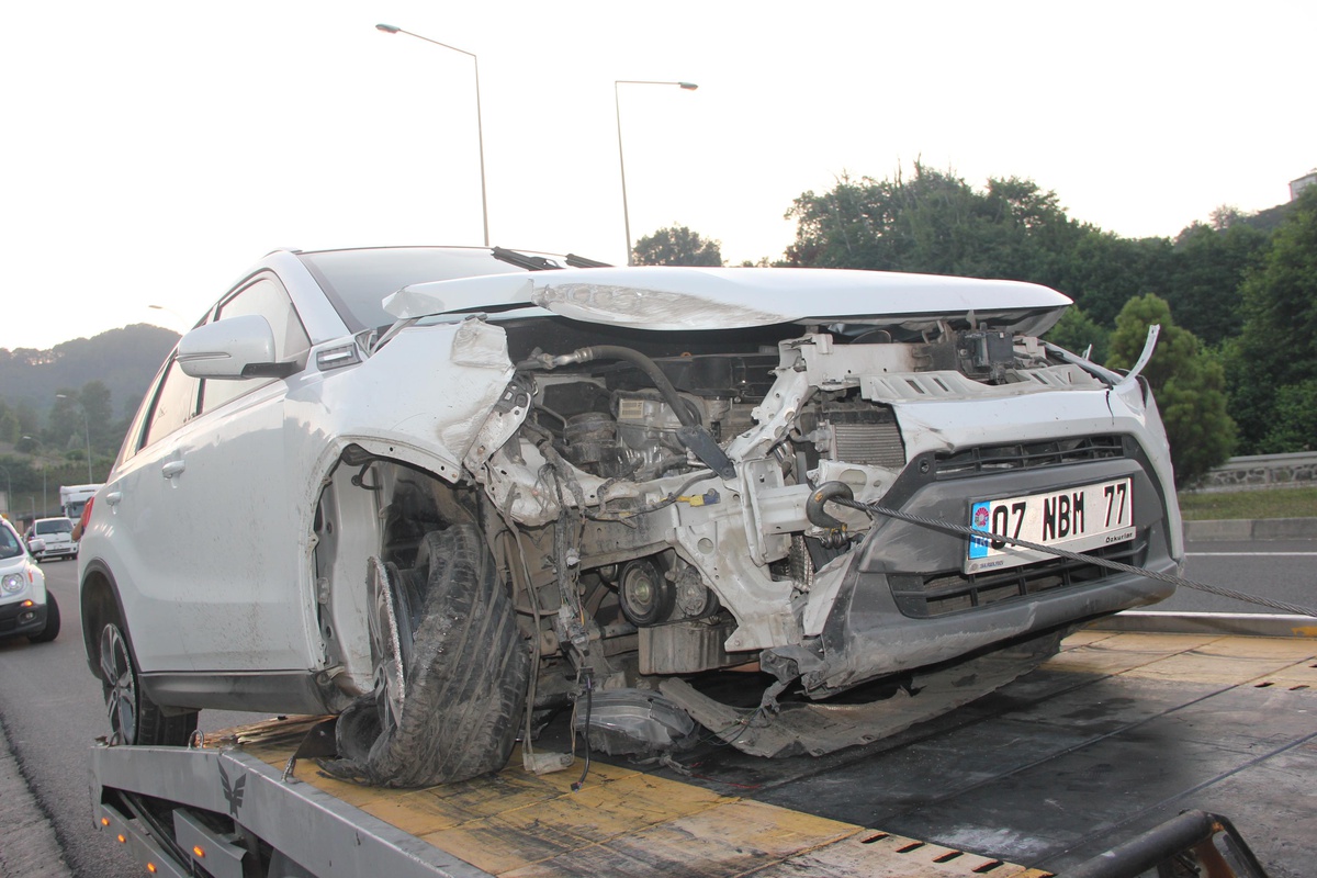 Ordu\'da tünelde tır ile otomobil çarpıştı: 2 yaralı