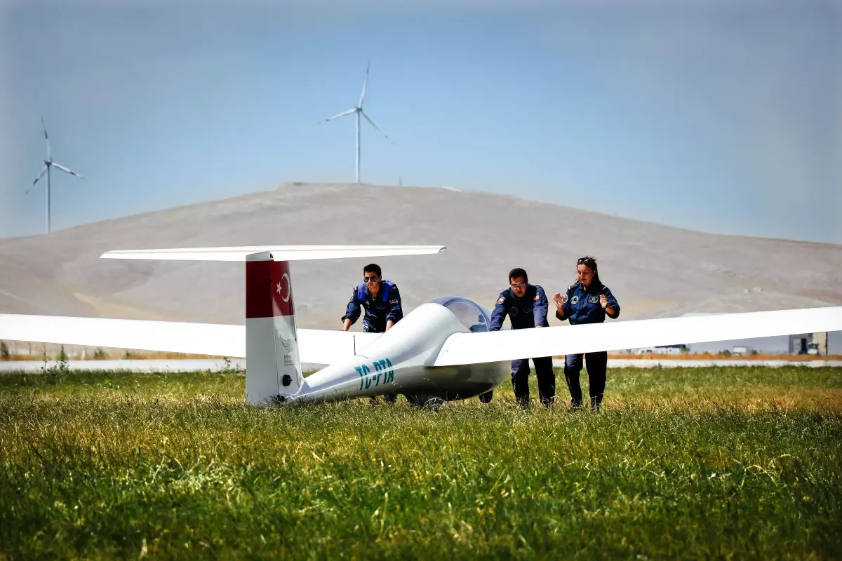 Pilotaj bölümünün kız öğrencileri, planör ve tek motorlu uçaklarla göreve hazırlanıyor