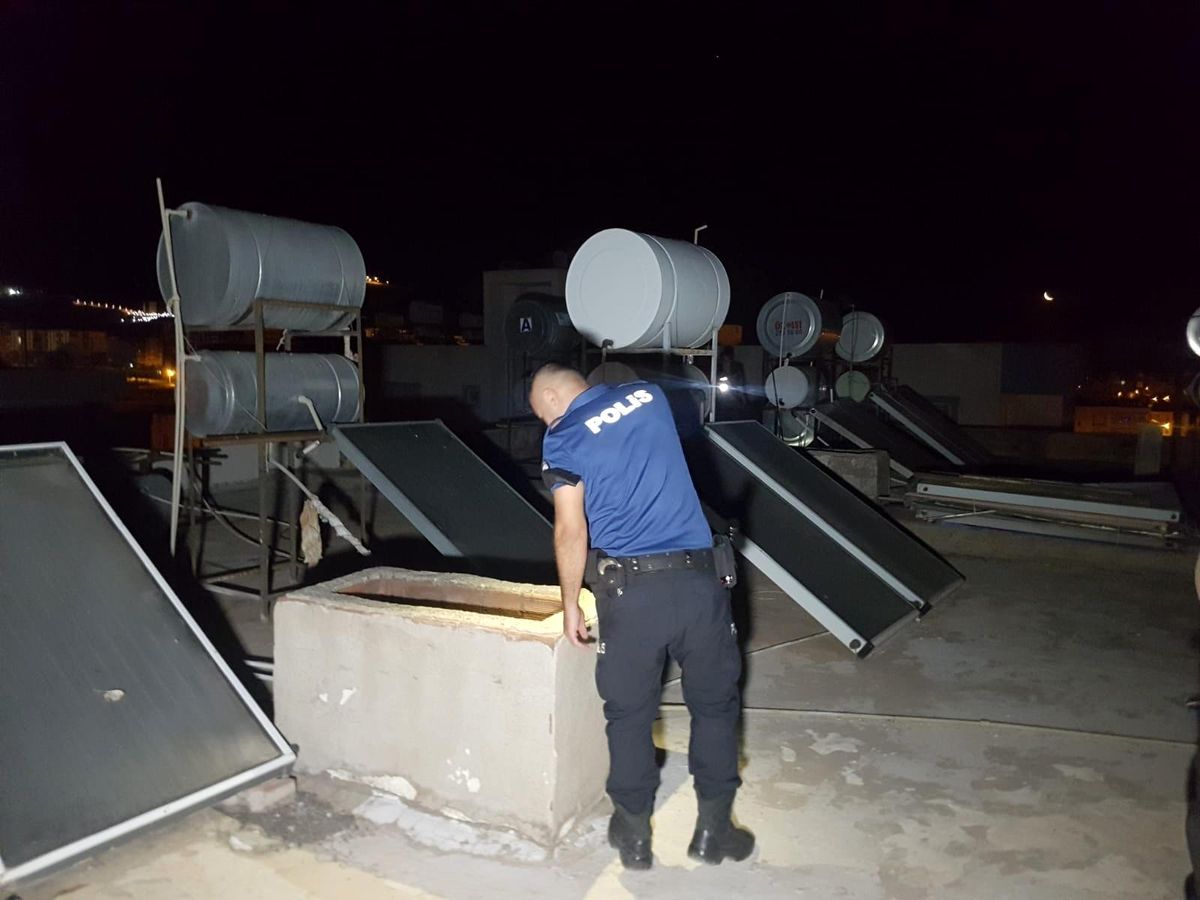 Son dakika haberleri... Polis çatıda hırsız aradı