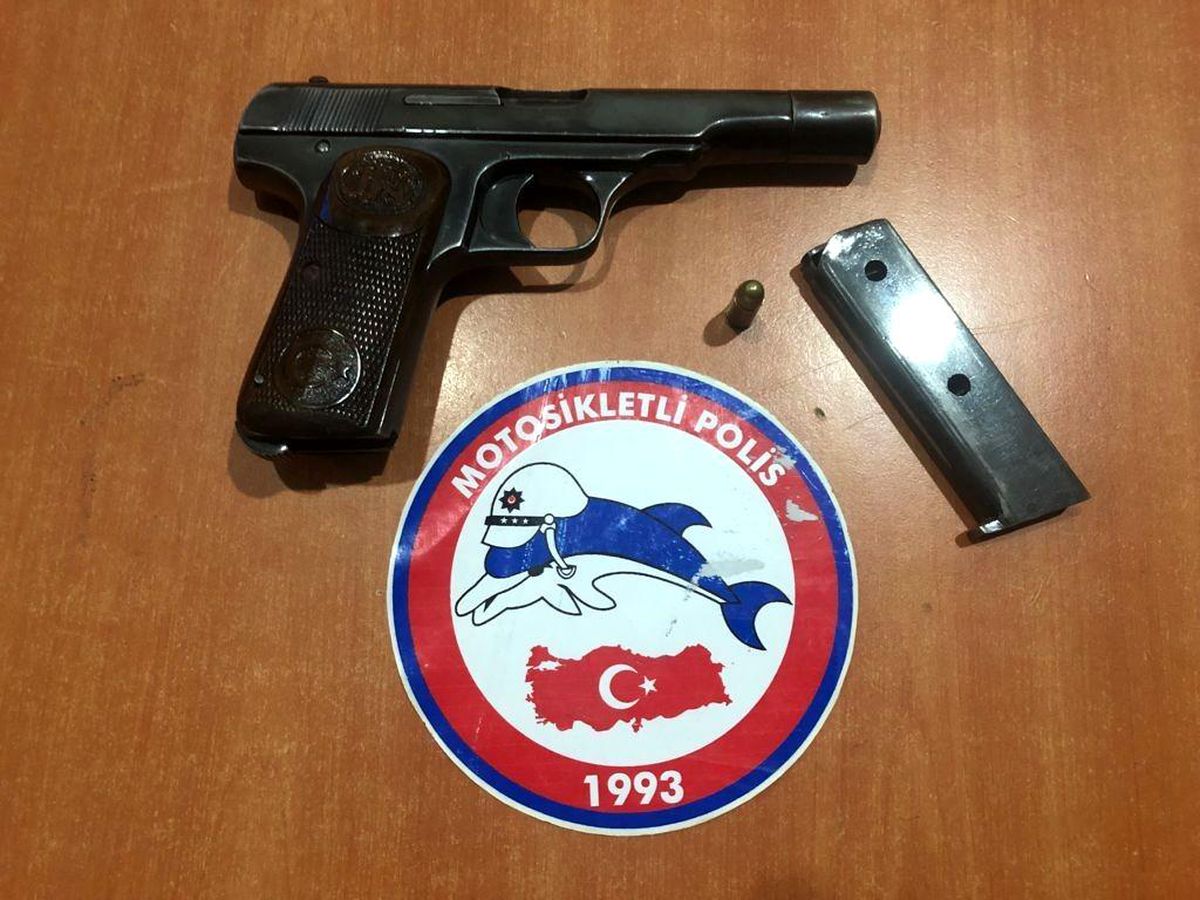 Polisin yaptığı uygulamada ruhsatsız tabanca ve uyuşturucu madde ele geçirildi