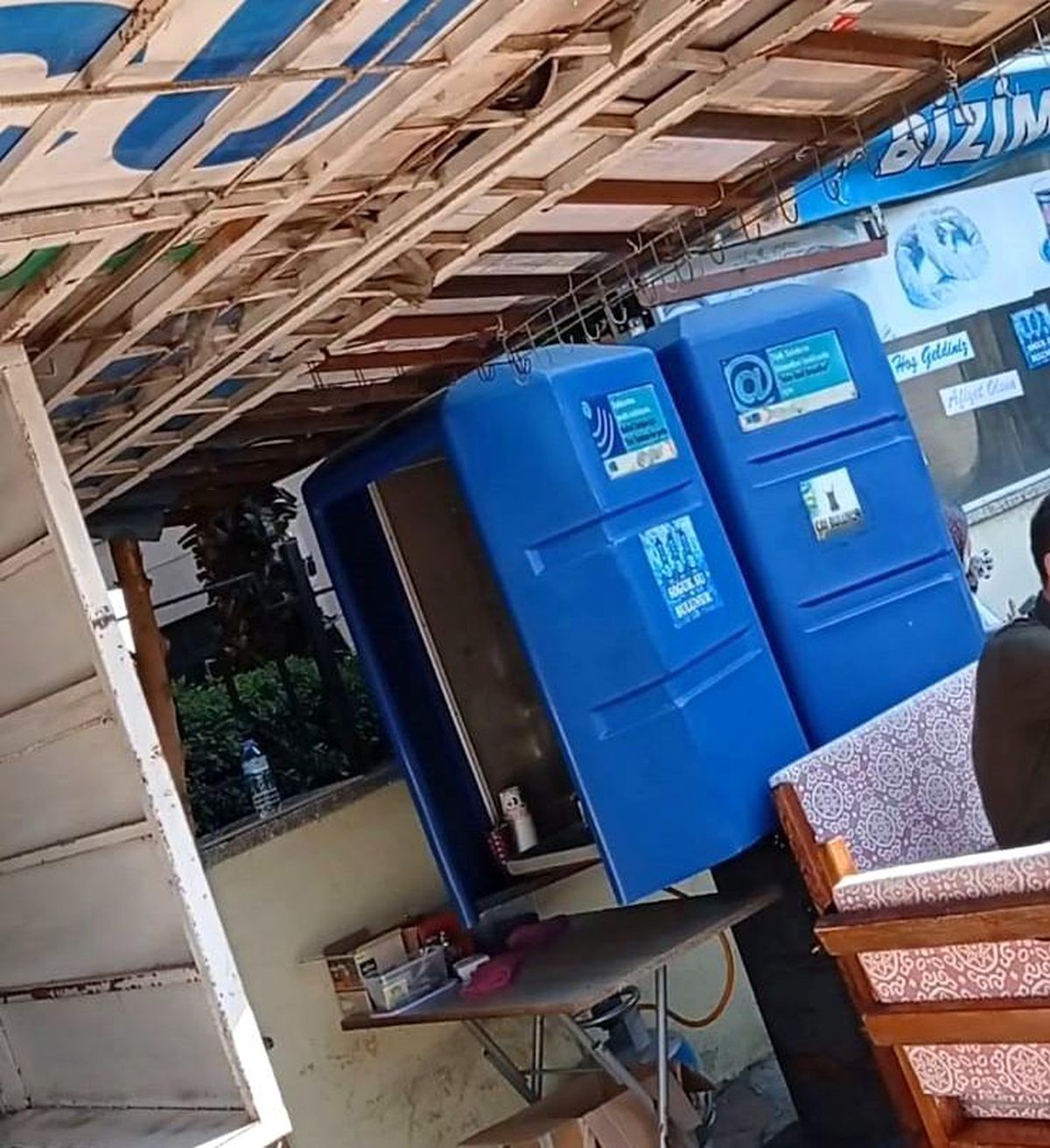 Tarih olan telefon kulübeleri şimdilerde amacı dışında kullanılıyor