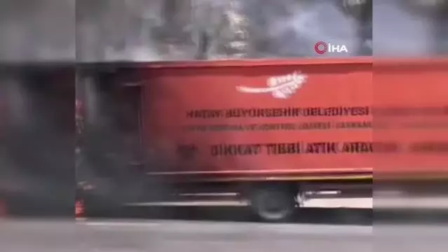 Tıbbi atık kamyonu seyir halindeyken alev aldı Tıbbi atık kamyonu seyir halindeyken alev aldı