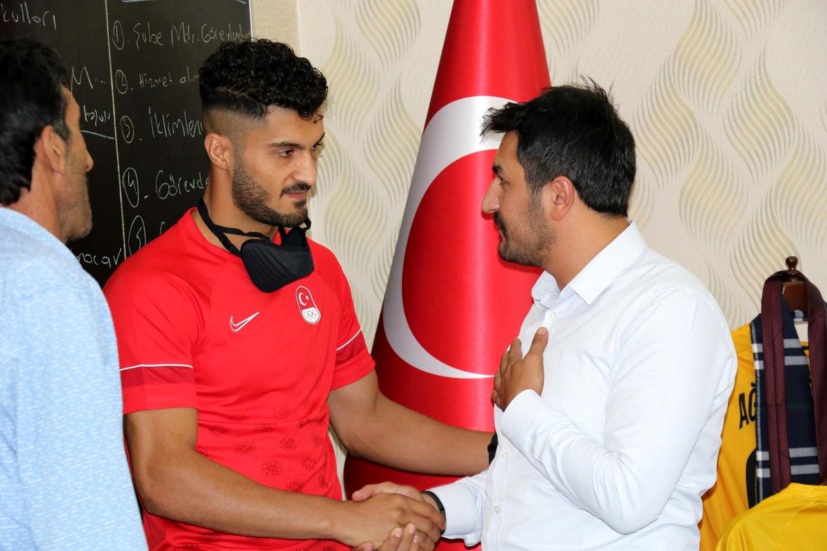 Tokyo\'dan dönen Milli Boksör Bayram Malkan, çiçekle karşılandı