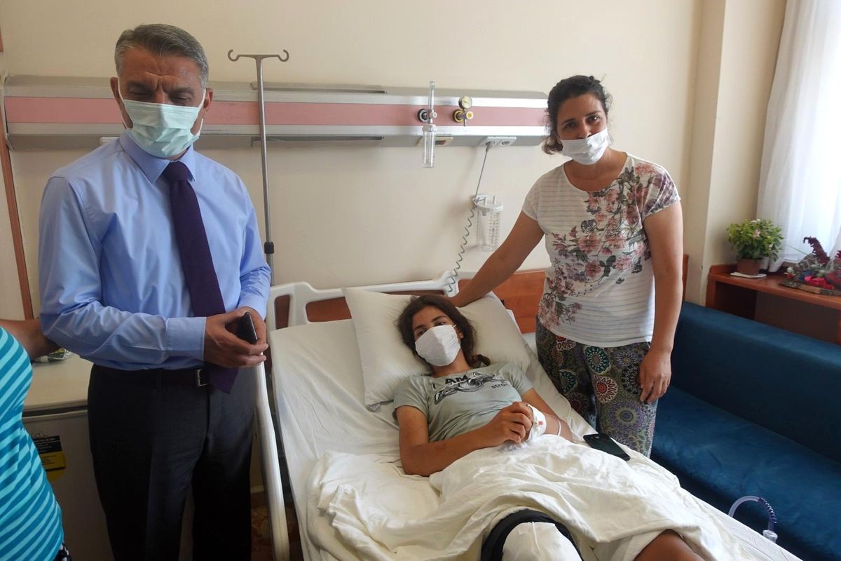 Son dakika: Tunceli Valisi Özkan, trafik kazasında yaralanan milli sporcu Dinler\'i ziyaret etti