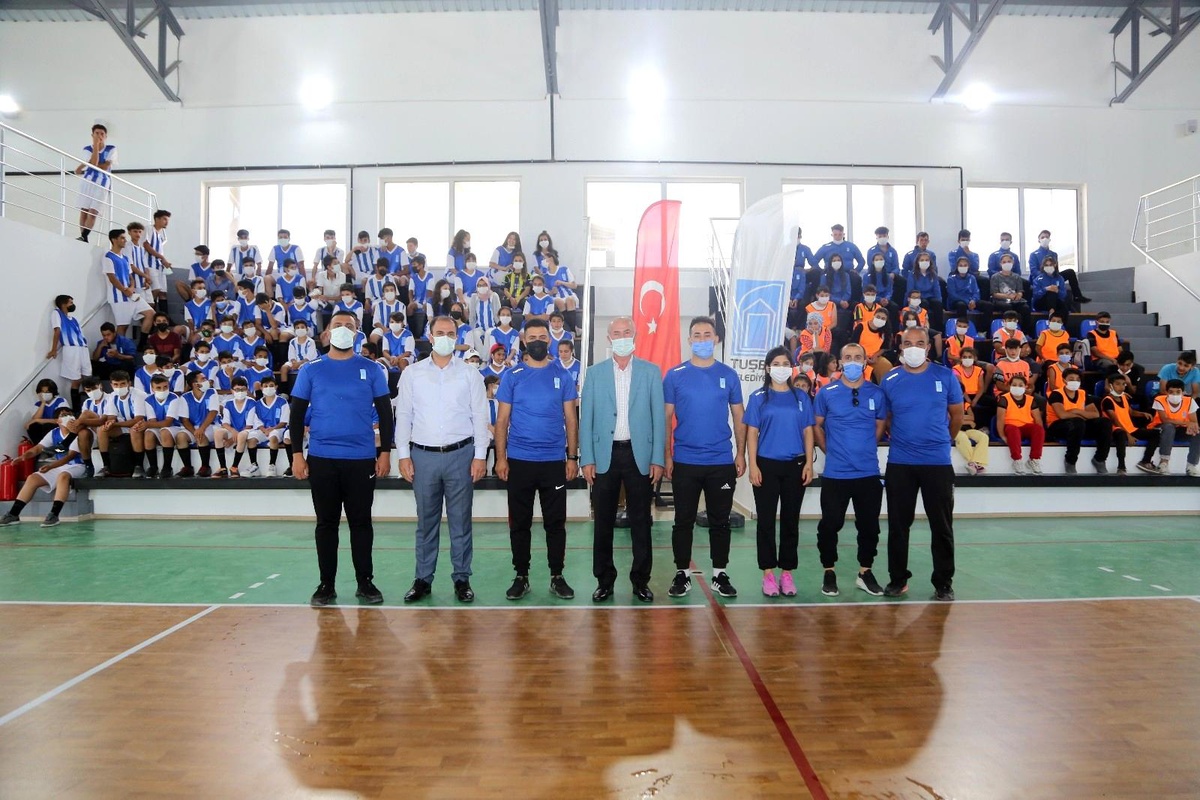 Tuşba Belediyesinden sporculara malzeme desteği