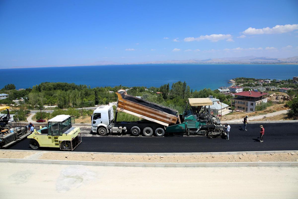 Van Büyükşehir Belediyesi TOKİ yolunda asfalt serimine başladı