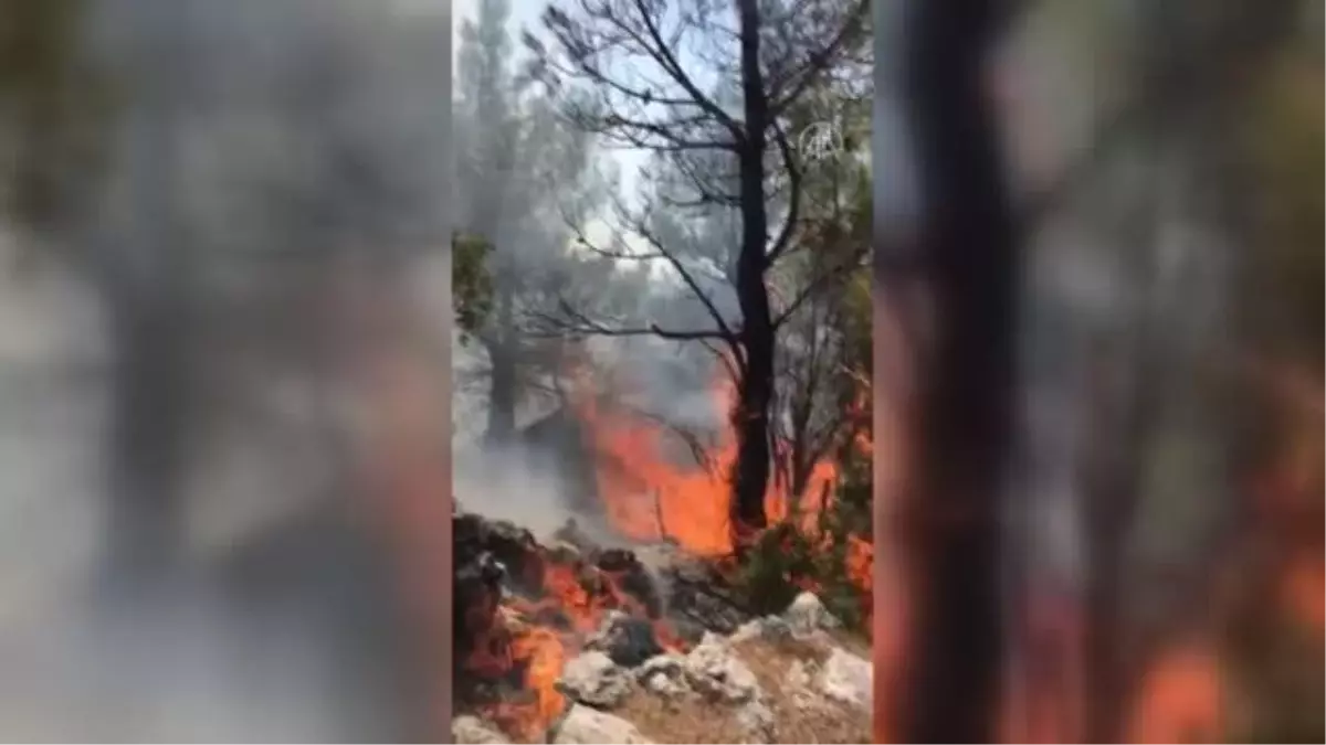 Yangın sırasında helikopterden bırakılan suyun altında kalan kişi şans eseri yaralanmadı