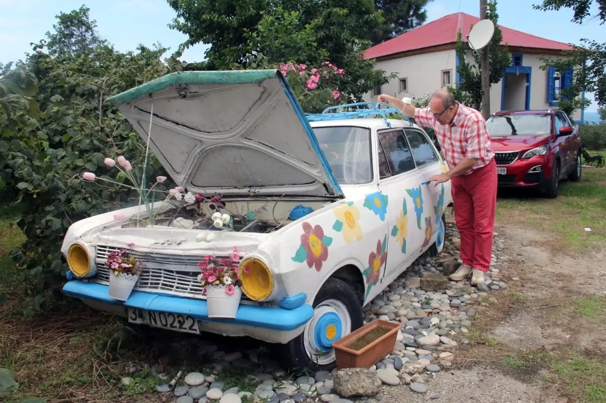 1964 model otomobil çiçekleri ve renkli boyasıyla ilgi odağı oldu