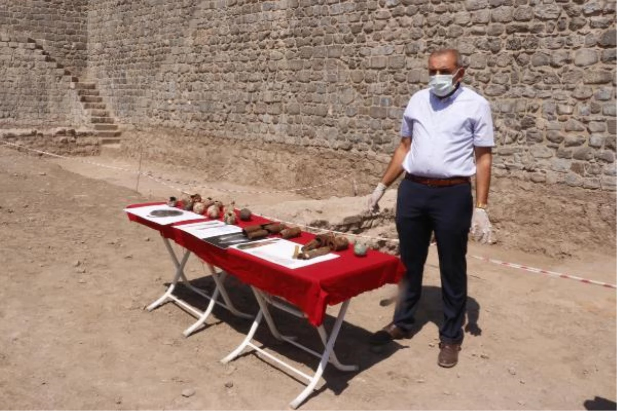 Son dakika haberleri! Amida Höyük\'teki kazılarda bulunan el bombaları sergilendi