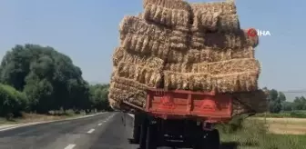 Balya yüklü traktörün tehlikeli yolculuğu