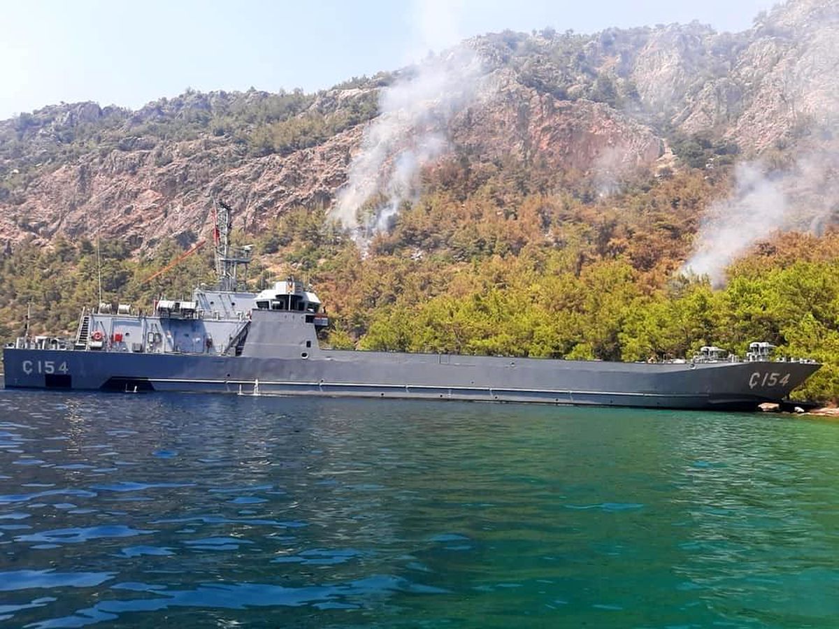 Deniz Kuvvetleri yangına müdahale ediyor
