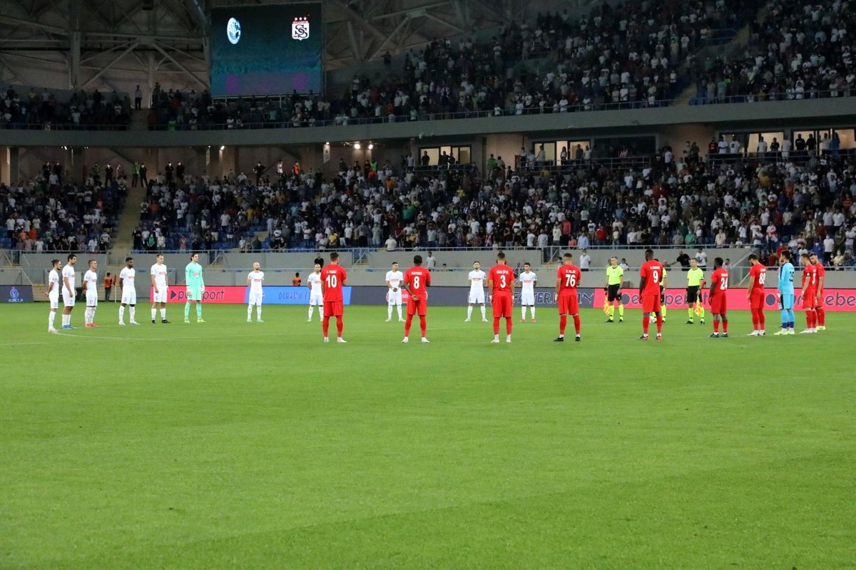 Dinamo Batumi-Sivasspor maçı öncesi yangınlarda hayatını kaybedenler için saygı duruşu
