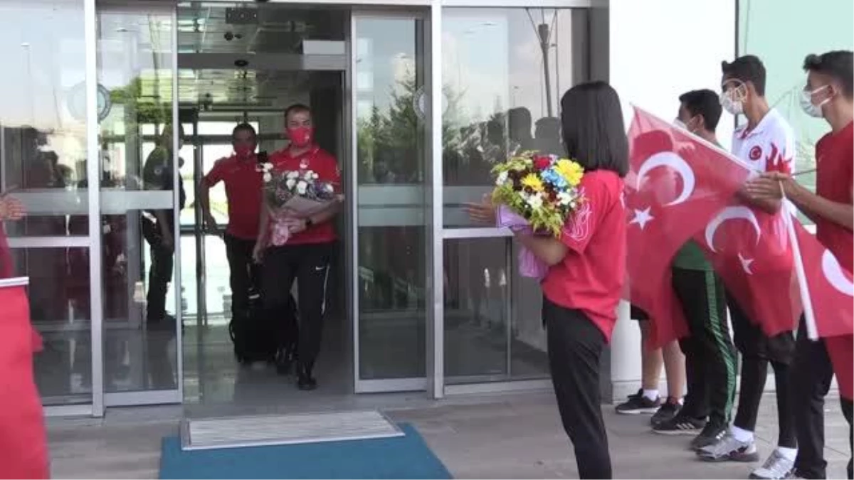 DİYARBAKIR - Olimpiyatlarda 10 metre havalı tüfekte 4. olan Ömer Akgün, çiçeklerle karşılandı