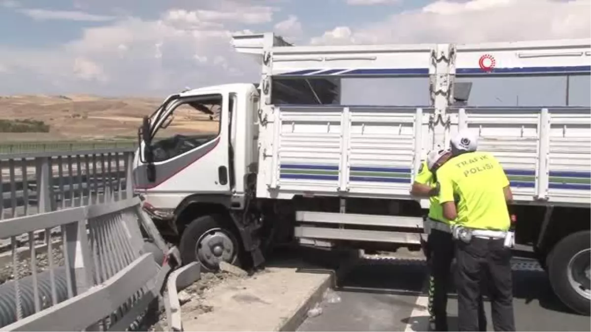 Son Dakika | Elazığ\'da kamyon bariyerlere çarptı: 1 ölü, 1 yaralı