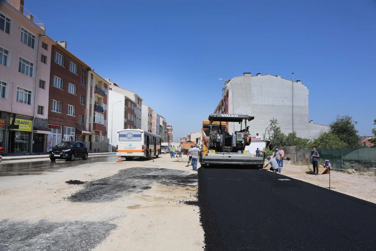 Eskişehir\'de Yol Yapım Bakım ve Onarım Dairesi ekipleri sıcak asfalt serimi işlemine başladı