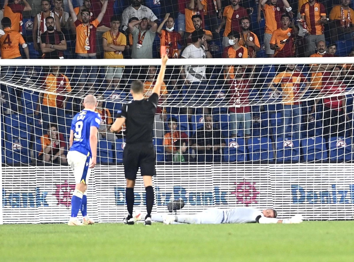 Galatasaray, UEFA Avrupa Ligi 3. eleme turu ilk maçında İstanbul\'da İskoçya ekibi St. Johnstone ile 1-1 berabere kaldı.