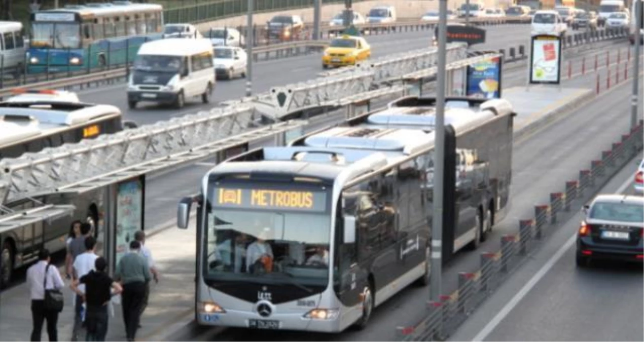 İETT tarihinde ilk kez canlı yayınlanan ihaleyle, metrobüs hattı için 160 araç alımı yapılacak
