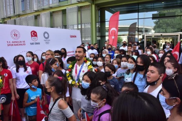 İZMİR'DE FERHAT ARICAN'A COŞKULU KARŞILAMA