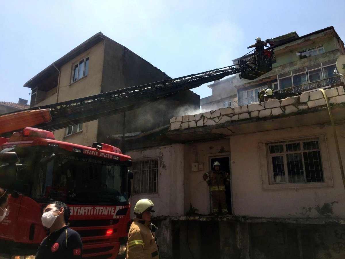 Kadıköy\'de çatı alev aldı, alt katta uyuyan adamı eşi kurtardı