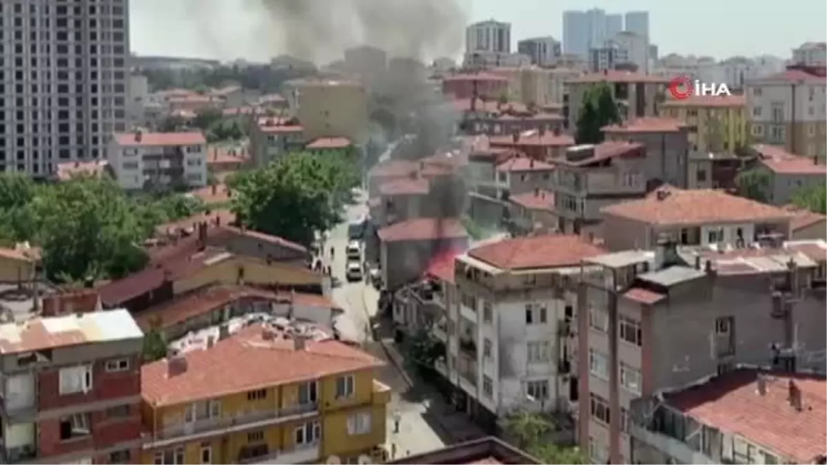 Kadıköy\'de çatı alev aldı, alt katta uyuyan adamı eşi kurtardı