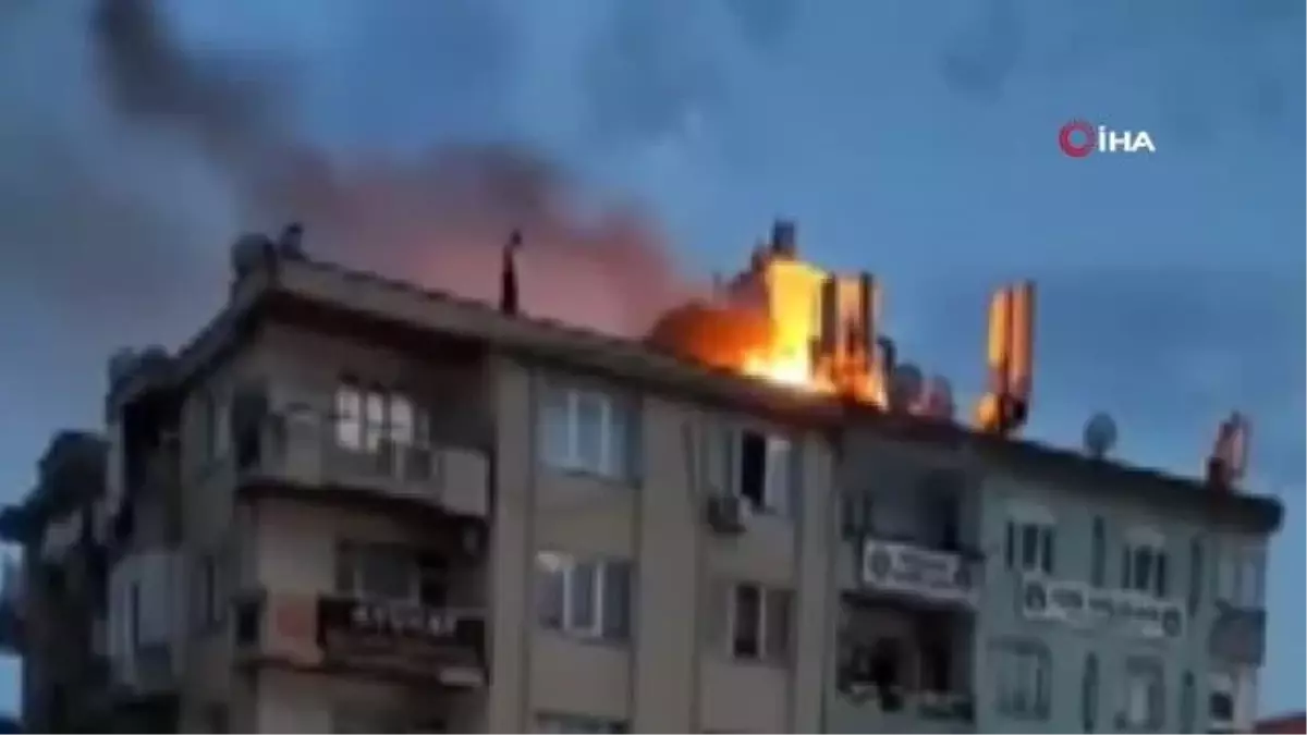 Kahramanmaraş\'ta binadaki çatı yangın korkuttu