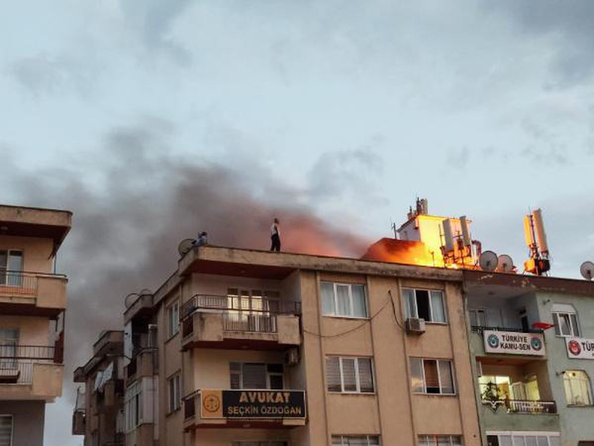 Son dakika haberleri... KAHRAMANMARAŞ\'TA ÇATI YANGININDA MAHSUR KALAN 2 KİŞİYİ İTFAİYE KURTARDI