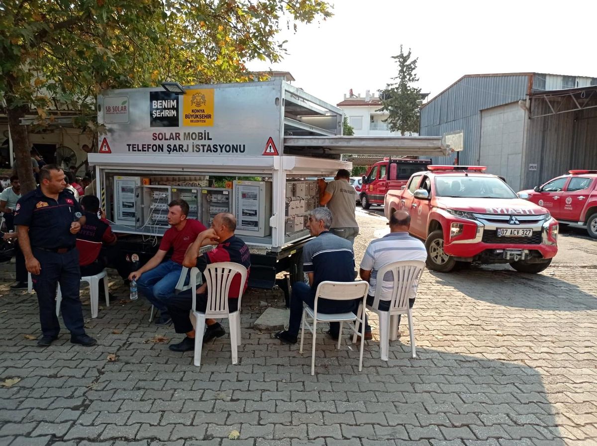 Konya Büyükşehir Manavgat\'a solar mobil telefon şarj istasyonu kurdu