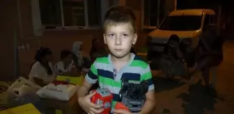 Son dakika haberleri: Küçük Toprak, yangında evleri yanan çocuklara oyuncaklarını gönderdi