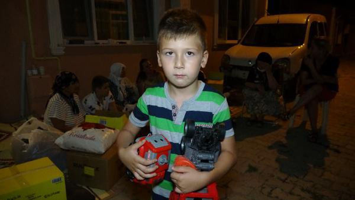 Son dakika haberleri: Küçük Toprak, yangında evleri yanan çocuklara oyuncaklarını gönderdi