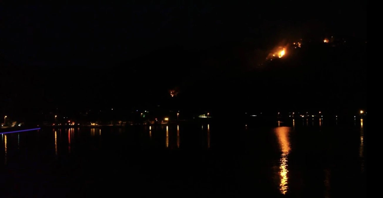 Marmaris\'te gece devam eden yangın havadan görüntülendi