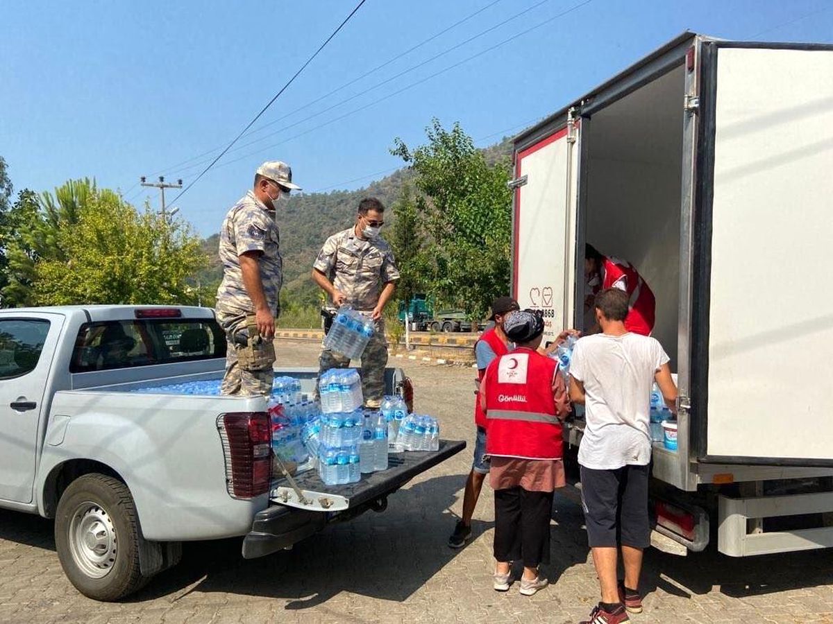 Mehmetçik, yangın alanlarına müdahaleye ve vatandaşlara yardıma devam ediyor