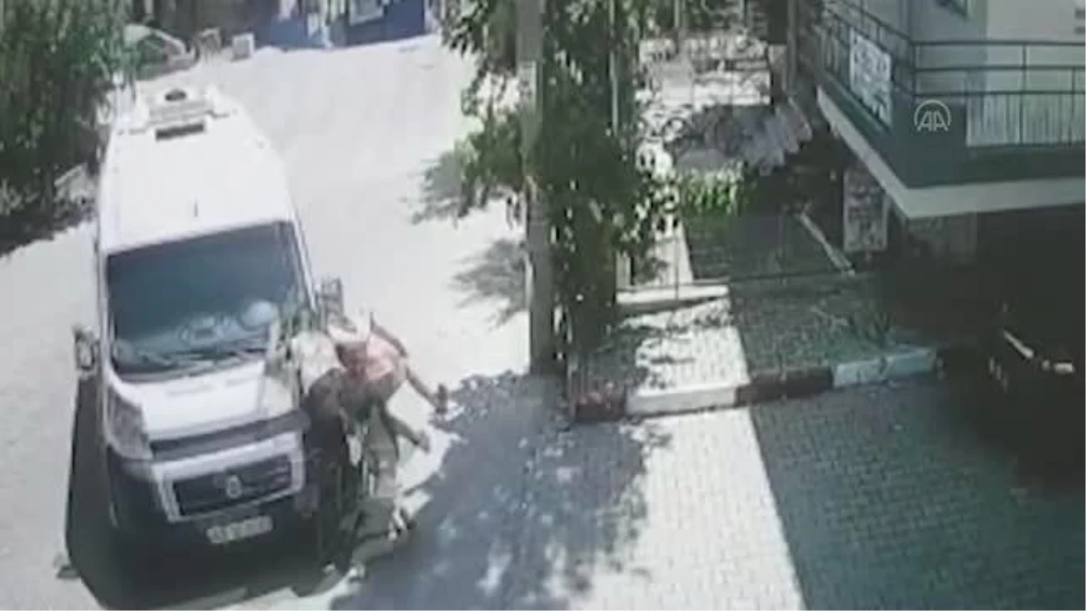 Son Dakika | Minibüs ile motosikletin çarpıştığı kaza güvenlik kamerasına yansıdı