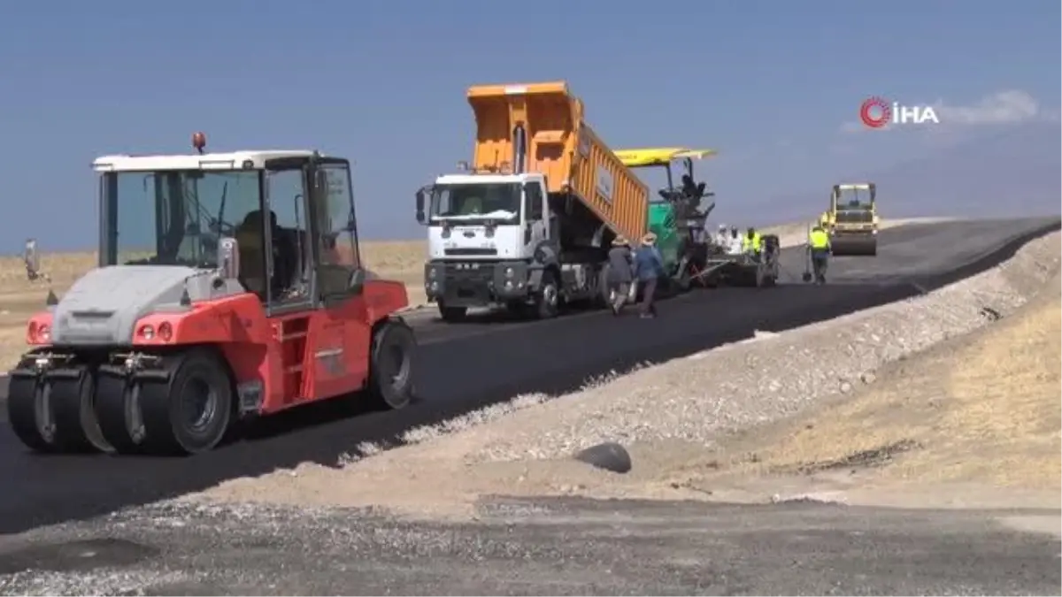 Mollakasım-Ayanıs yolu göz kamaştırıyor