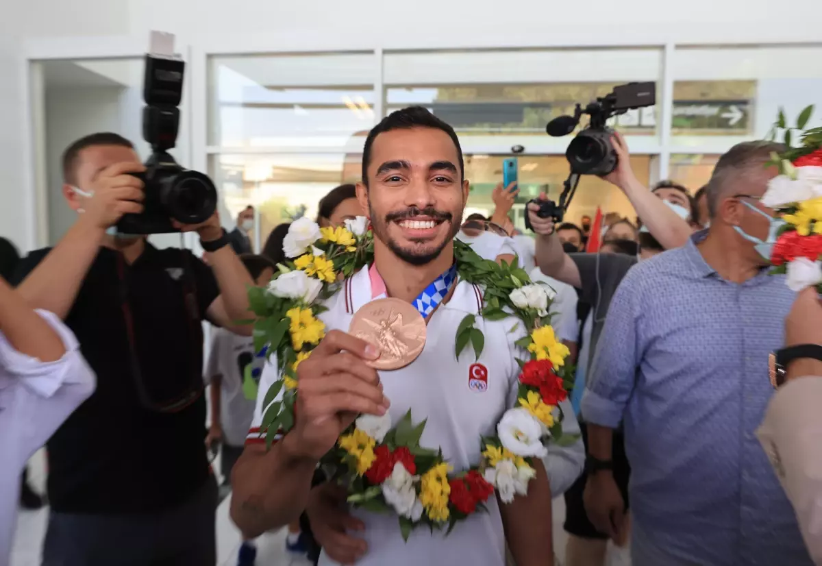 Olimpiyatta bronz madalya kazanan Arıcan\'ın da aralarında olduğu cimnastikçiler, İzmir\'e geldi