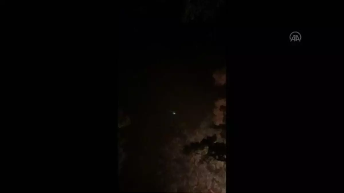 Orman yangınına gece görüşlü helikopterlerle müdahale ediliyor