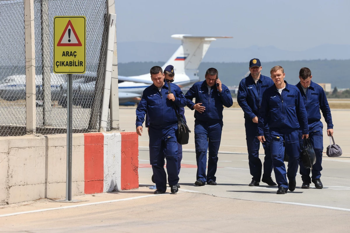 Orman yangınlarını söndürme çalışmalarına destek veren Rus uçakları, ikmali İzmir\'de yapıyor