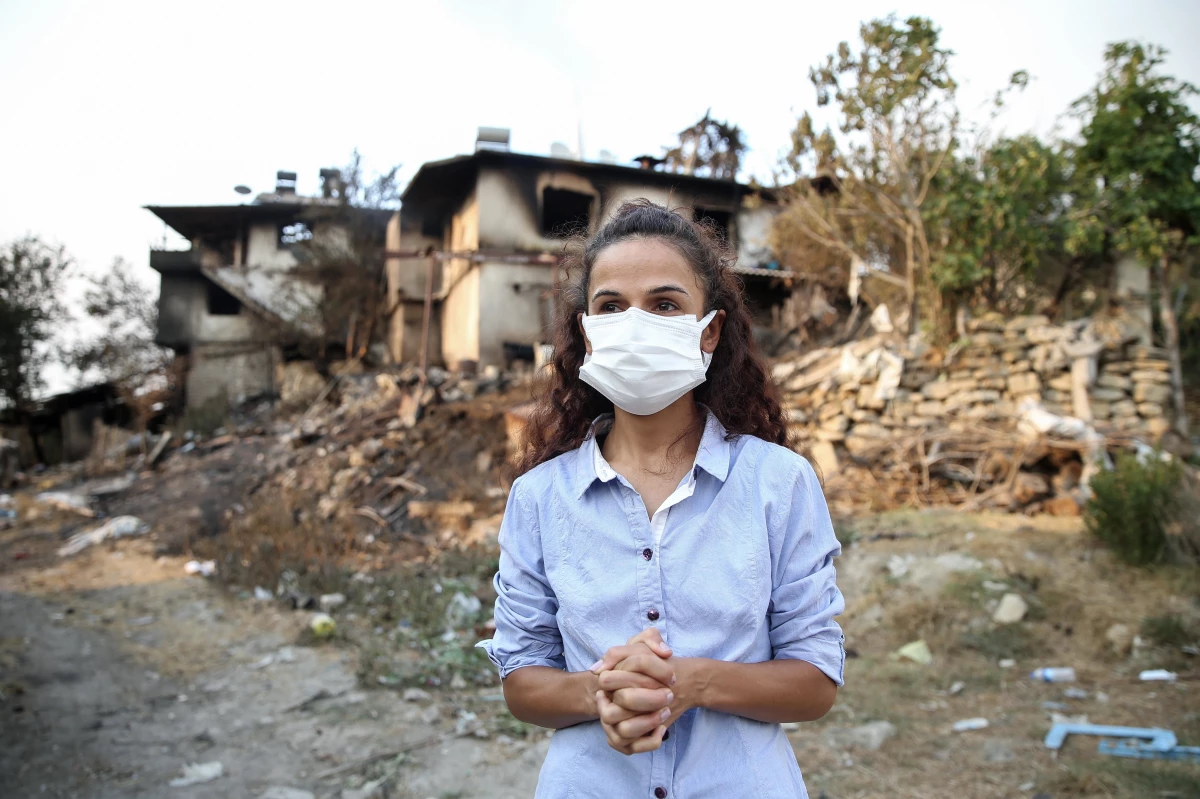 Şehit orman işçisinin kızı, Manavgat\'taki yangın alanında gönüllere dokunuyor
