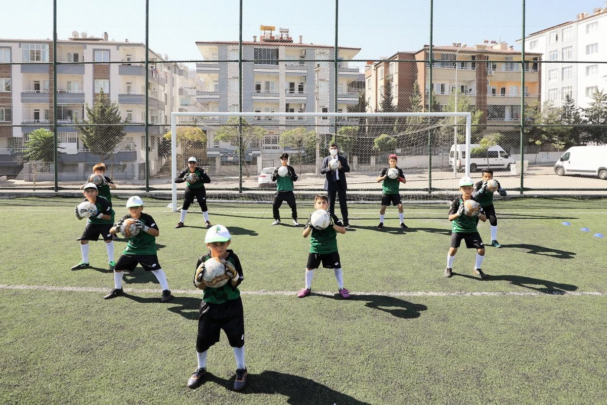Şehitkamil Belediyesi 500\'ün üzerindeki gence futbol kariyeri sunuyor