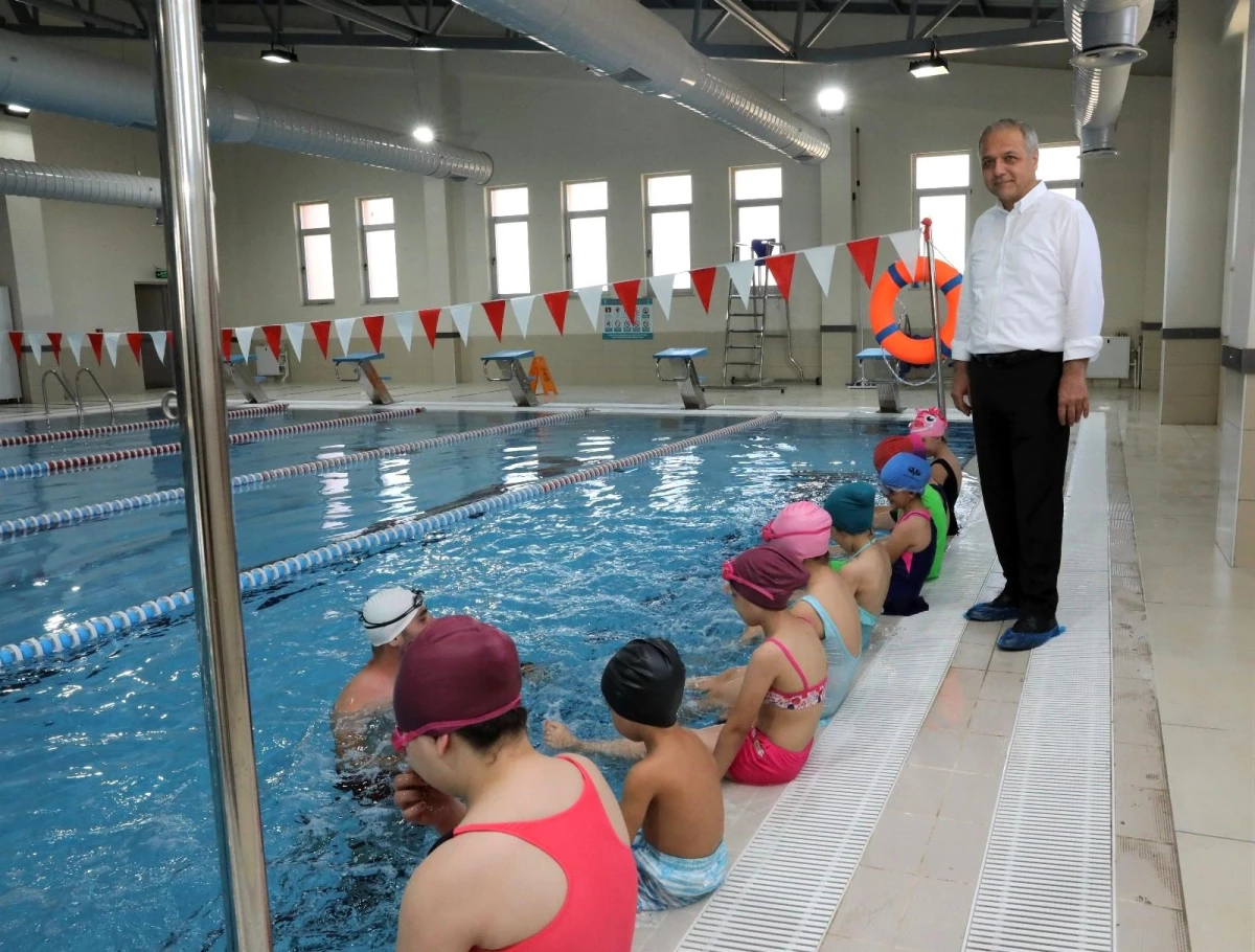 Suluova\'da yarı olimpik yüzme havuzu hizmete girdi