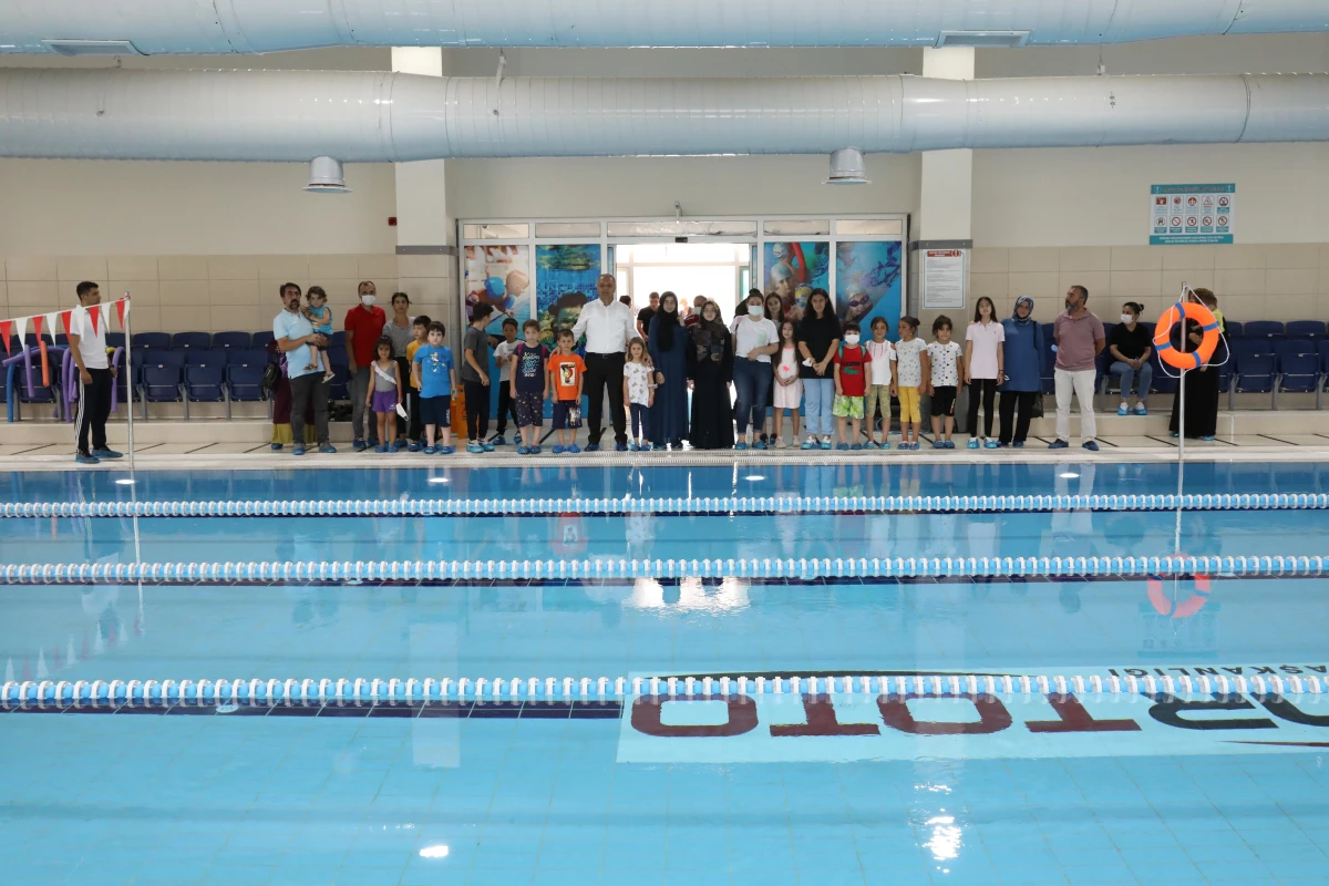 Suluova\'nın ilk yarı olimpik kapalı yüzme havuzu hizmete açıldı
