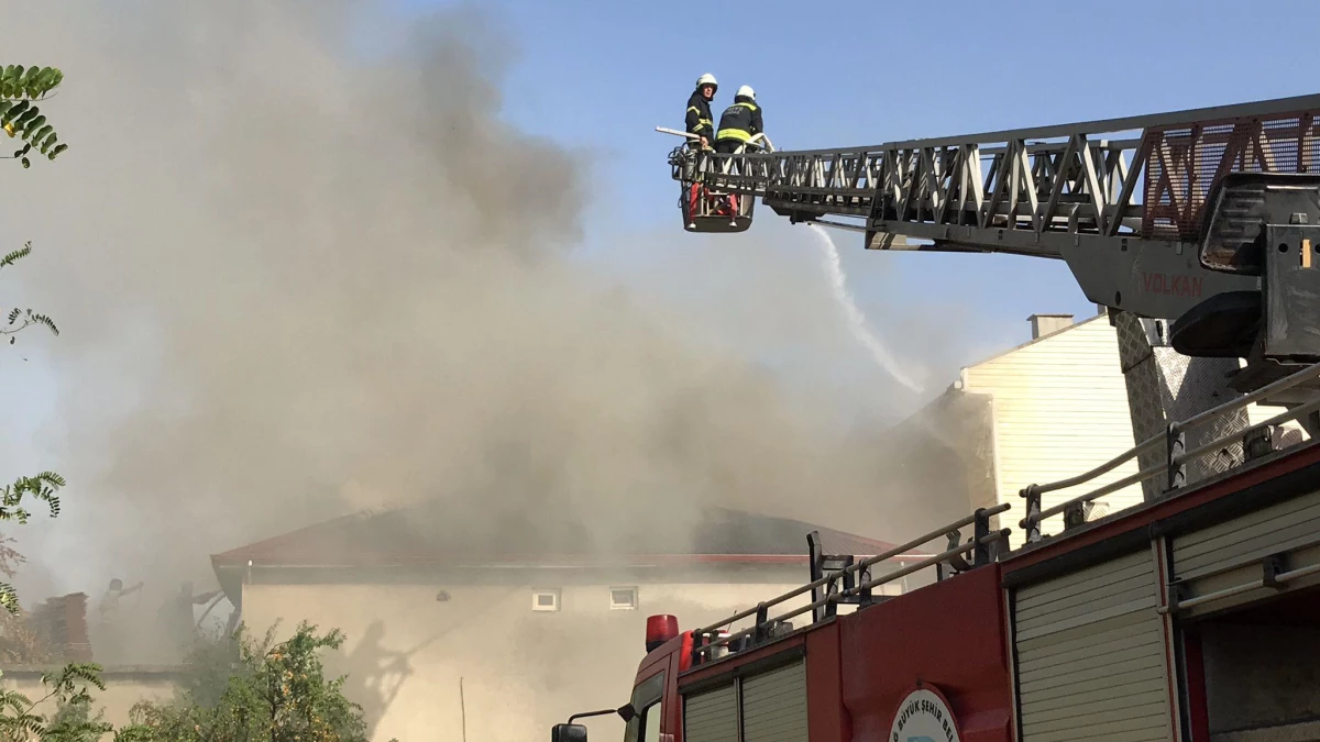 Son dakika haber: Bir evin çatısında çıkan yangın hasara neden oldu