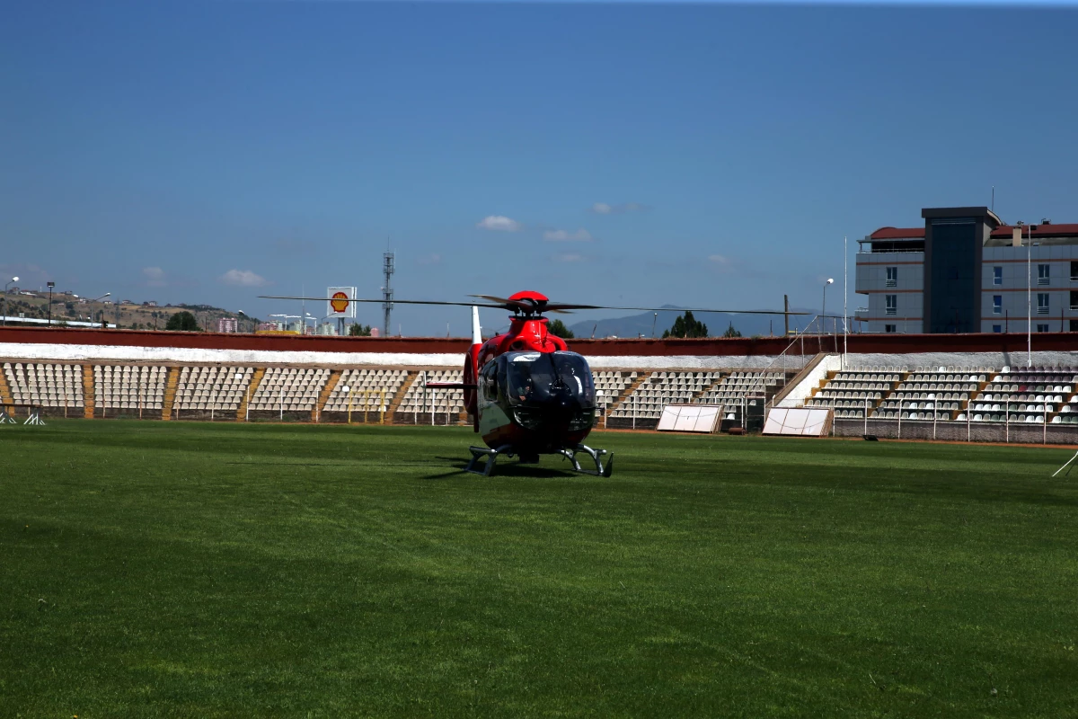 Tokat\'ta ambulans helikopter, minibüsün çarptığı yaşlı kadın için havalandı