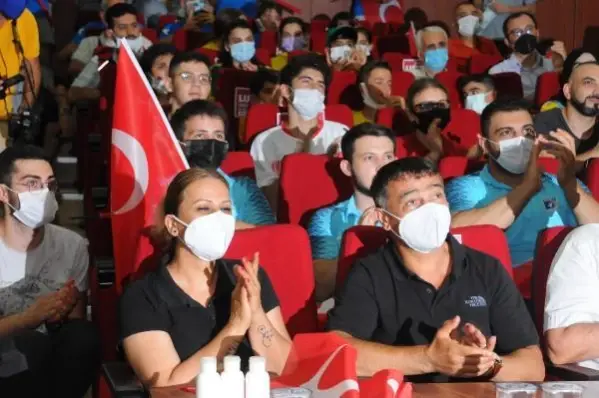 Tokyo Olimpiyatları'nda gümüş madalya kazanan çocuklarını, gözyaşları içerisinde izlediler Tokyo Olimpiyatları'nda gümüş madalya kazanan çocuklarını, gözyaşları içerisinde izlediler