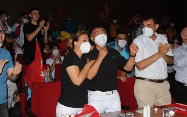 Tokyo Olimpiyatları'nda gümüş madalya kazanan çocuklarını, gözyaşları içerisinde izlediler Tokyo Olimpiyatları'nda gümüş madalya kazanan çocuklarını, gözyaşları içerisinde izlediler