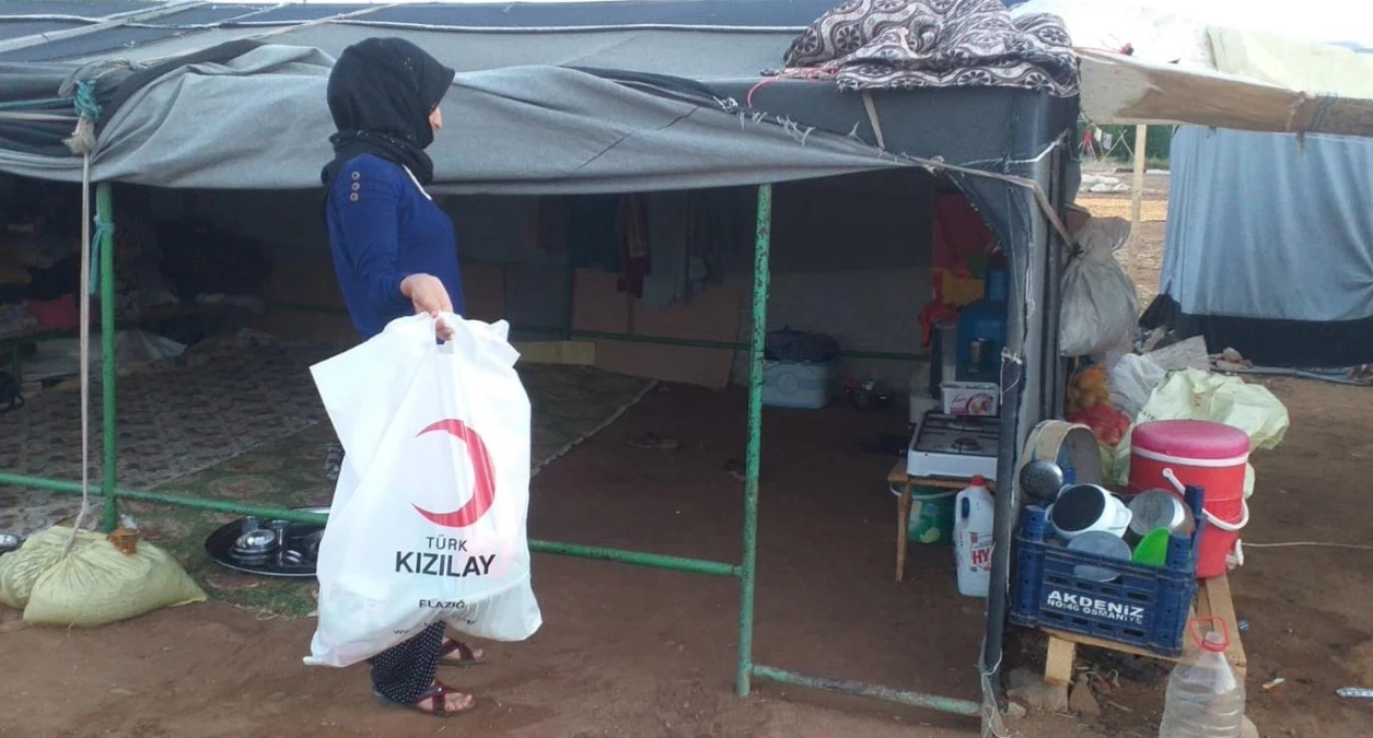 Türk Kızılayı\'ndan Baskil\'daki tarım işçilerine gıda ve hijyen paketi desteği