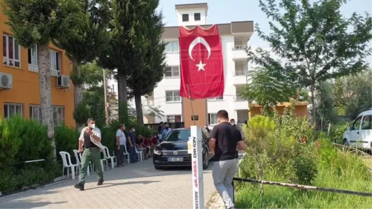 AK Partili Sarıeroğlu, Azra Gülendam Haytaoğlu\'nun ailesini ziyaret etti