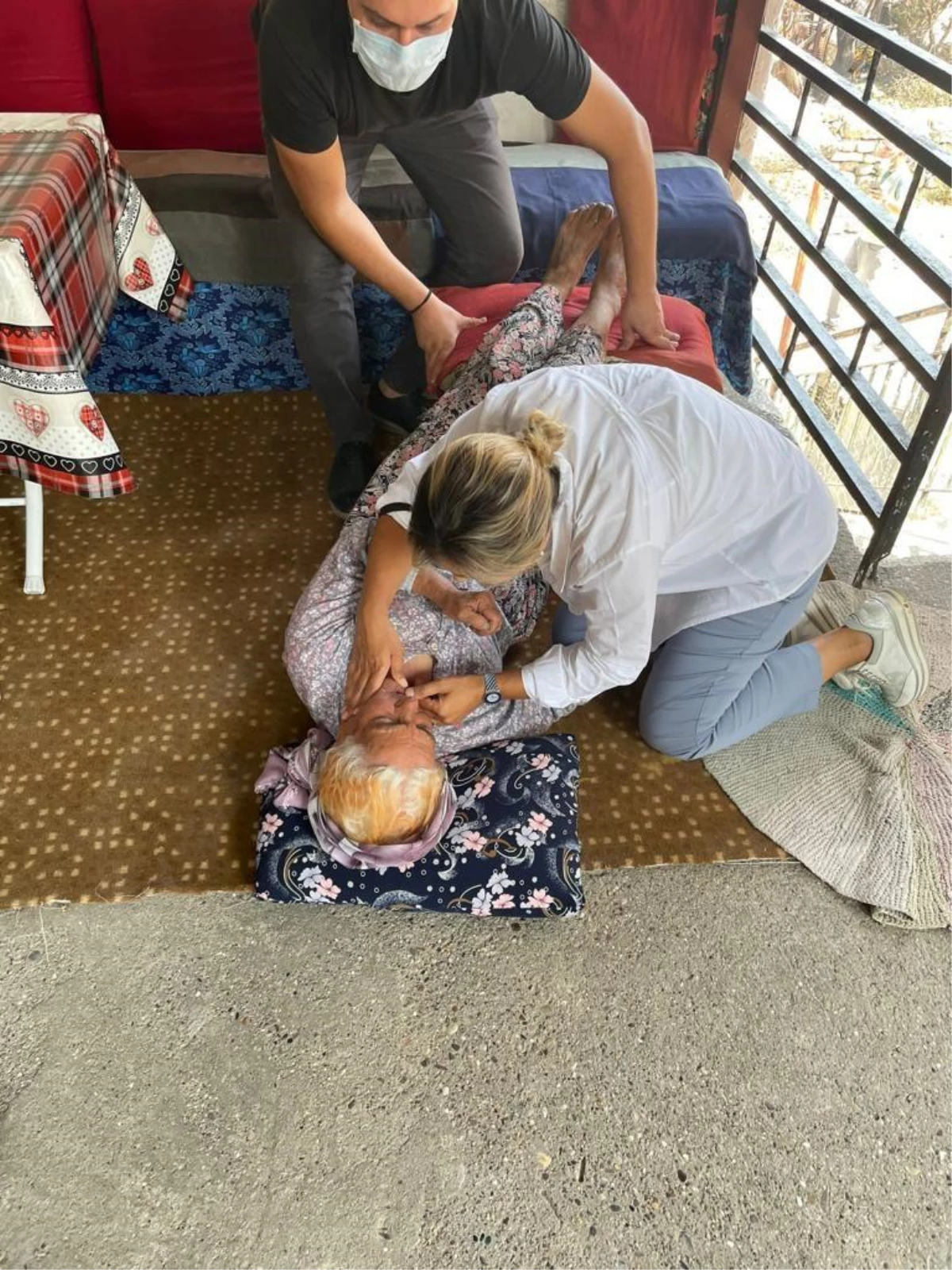 Antalya\'da yangının tehdit ettiği bölgede fenalaşan kadına ilk müdahaleyi milletvekili Çokal yaptı