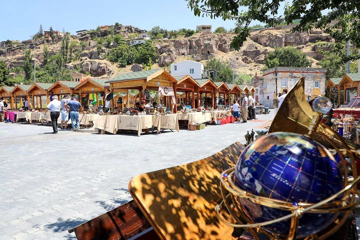 Antika Pazarı meraklılarını ağırlamaya devam ediyor